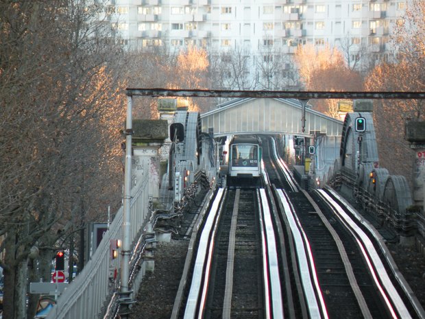  métro à la station Glacière